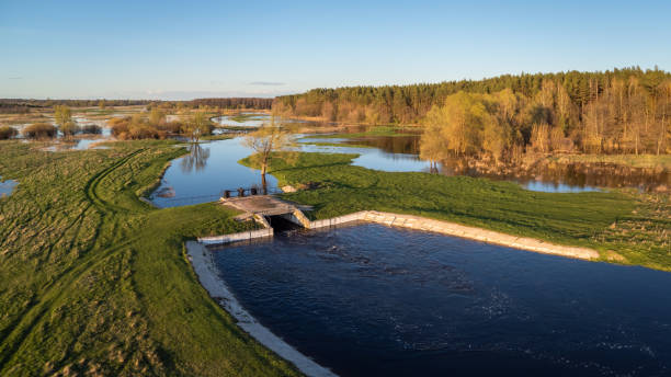 small dam on river in valley during flood - miniature weir imagens e fotografias de stock