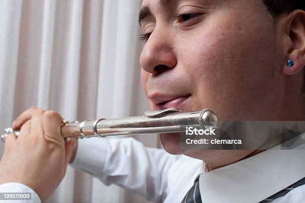 Homem Jogando Flauta - Fotografias de stock e mais imagens de Adulto - Adulto, Artista, Atuação