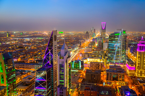 Riad iluminó el horizonte de la ciudad en el crepúsculo photo