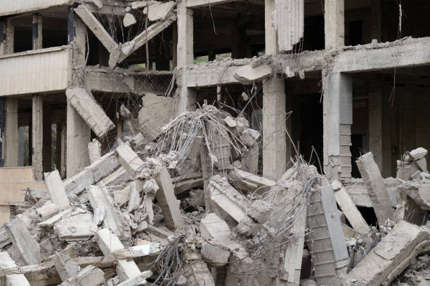 bâtiment résidentiel de plusieurs étages détruit par la ville - civil war photos et images de collection