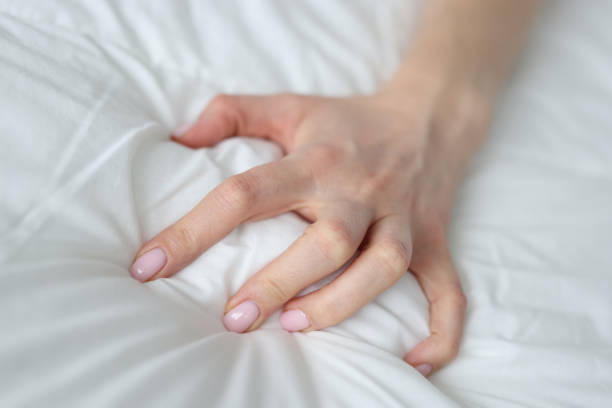 섹시한 여성 손이 침대에서 흰색 시트를 당기고 짜내는 것 - orgasm 뉴스 사진 이미지
