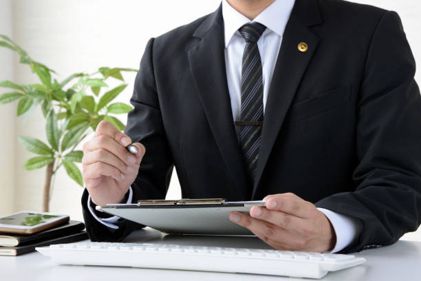 japanischer männlicher anwalt, der im büro arbeitet - obscured face fotos stock-fotos und bilder