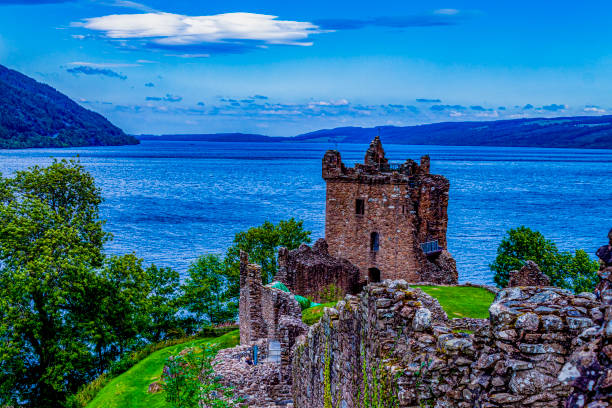 замок уркхарт в лойх-нессе на шотландском нагорье - inverness area стоковые фото и изображения