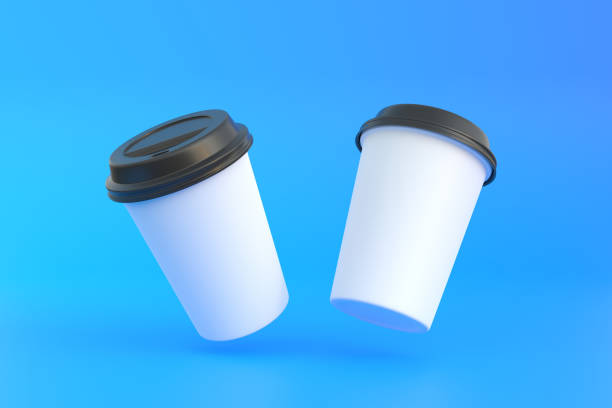 deux tasses à café en papier jetables avec couvercle noir en l’air sur fond bleu - coffee coffee cup take out food cup photos et images de collection