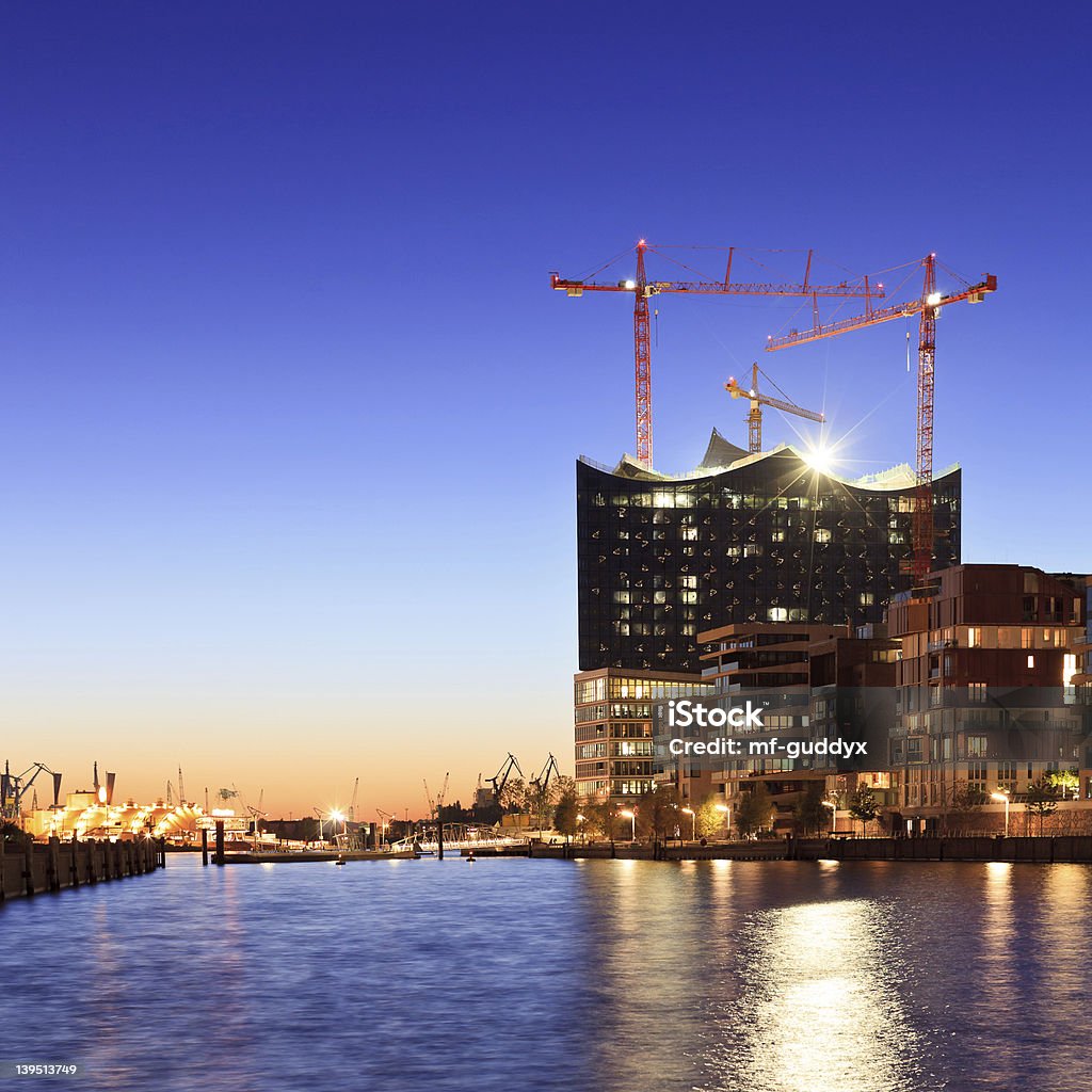 Hamburg Hafencity und Elbe Philharmonie in einem square - Lizenzfrei Abenddämmerung Stock-Foto