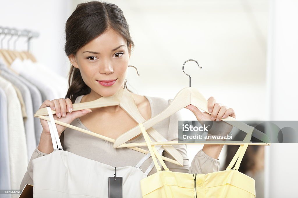 Shopping Frau versucht Kleider - Lizenzfrei Anprobekabine Stock-Foto