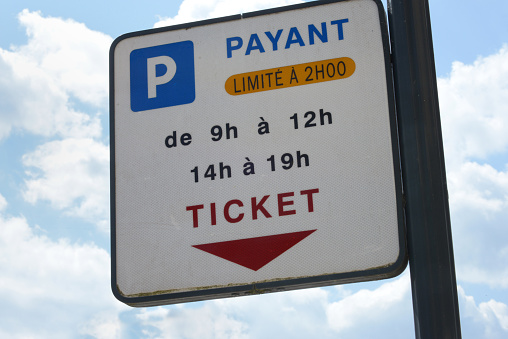 Sign indicating in French paid parking with a limited time