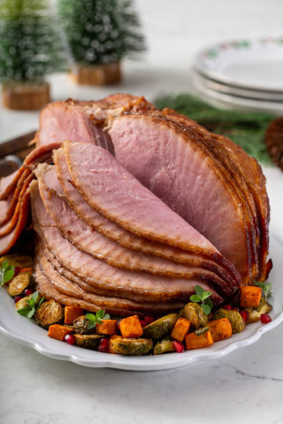 istock Christmas spiral ham with vegetables on the side 1395153506