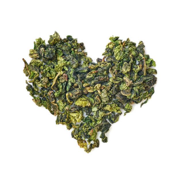 chá verde chinês folhas secas macro, vista de cima, isolado, forma do coração - heart shape isolated isolated on white tea leaves - fotografias e filmes do acervo