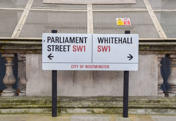 whitehall et panneaux de la rue du parlement, londres, royaume-uni - whitehall street downing street city of westminster uk photos et images de collection