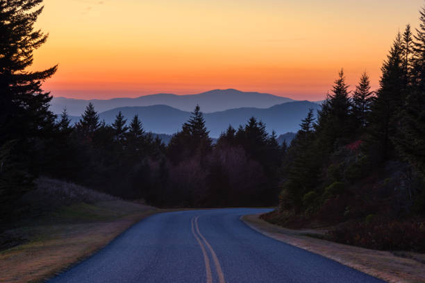 ブルーリッジ・パークウェイ沿いの夕日 - blue ridge mountains appalachian mountains sunrise mountain ストックフォトと�画像
