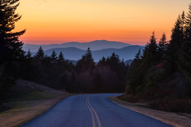 sunset along the blue ridge parkway - blue ridge mountains appalachian mountains sunrise mountain imagens e fotografias de stock