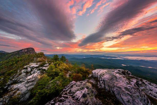 amanecer épico sobre las montañas blue ridge - great appalachian valley fotografías e imágenes de stock