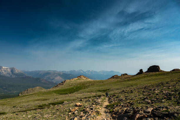 등산객들은 노스 롱스 피크 트레일 (north longs peak trail)으로 향합니다. - longs peak 뉴스 사진 이미지