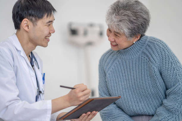istock Senior Visiting the Doctor 1395169358