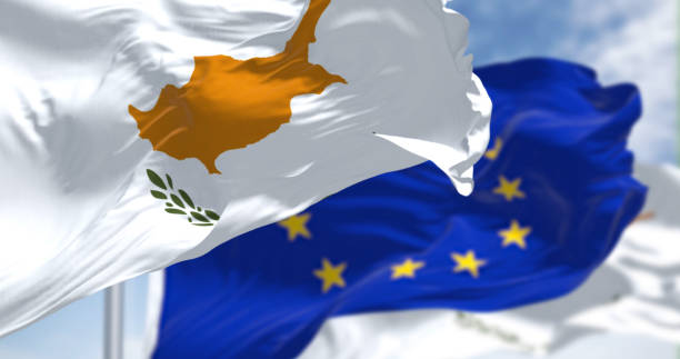 detal flagi narodowej cypru powiewającej na wietrze z rozmytą flagą unii europejskiej w tle w pogodny dzień - cypriot culture zdjęcia i obrazy z banku zdjęć