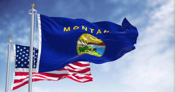 a bandeira do estado de montana acenando junto com a bandeira nacional dos estados unidos da américa - montana flag us state flag banner - fotografias e filmes do acervo