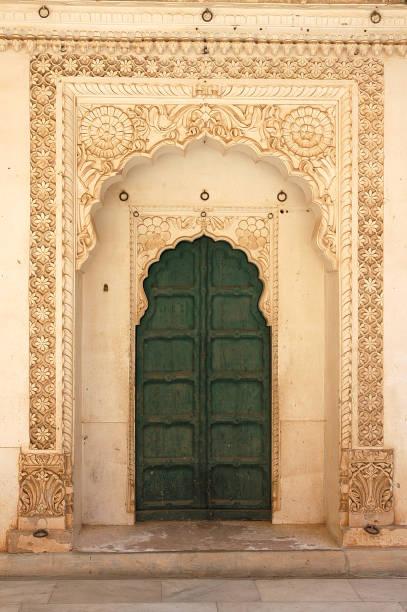 portão de um palácio na índia - rajasthan india fort architecture - fotografias e filmes do acervo