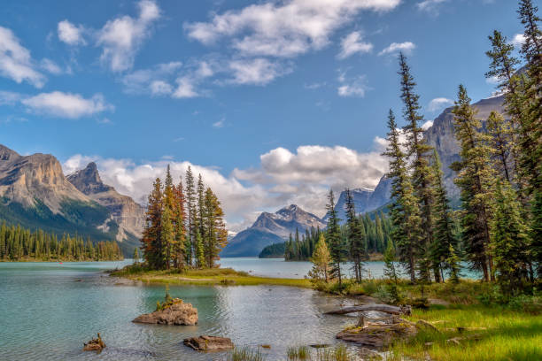 悪性湖のスピリット島、ジャスパー国立公園、アルバータ州、ロッキー山脈、カナダ - jasper national park ストックフォトと画像