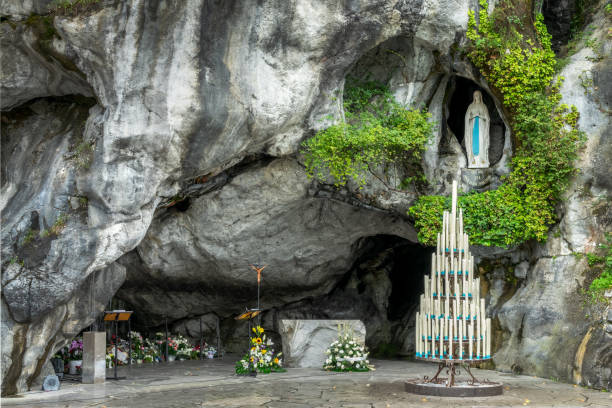 statue de la vierge marie dans la grotte de notre-dame de lourdes, france - grotte lourdes photos et images de collection