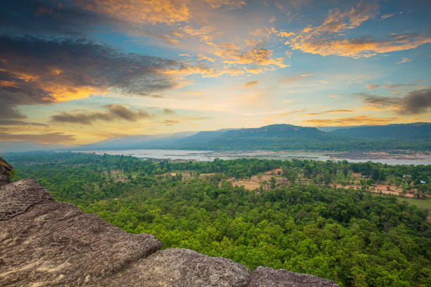 park narodowy pha taem, pha taem to malowniczy wschód słońca w tajlandii, park narodowy pha taem, ubonrachathani, tajlandia - sunrise point zdjęcia i obrazy z banku zdjęć