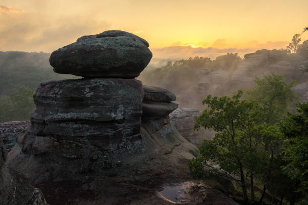puesta de sol sobre formaciones rocosas, jardín de los dioses, illinois - shawnee national forest fotografías e imágenes de stock