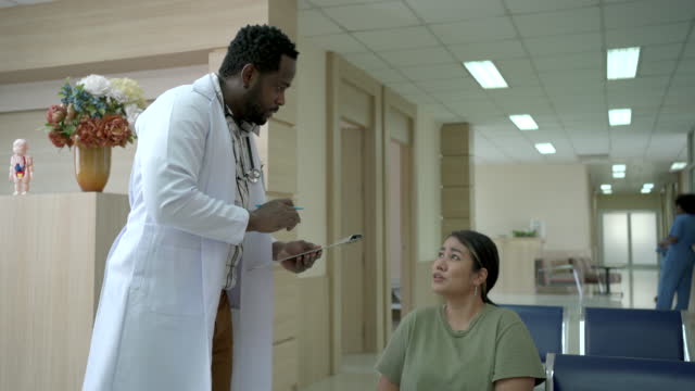 Doctor talking to female patient.