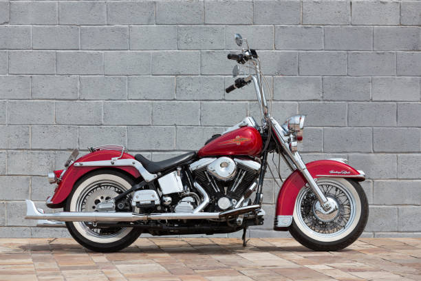 rosso harley davidson heritage softail - harley davidson foto e immagini stock