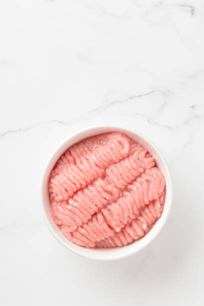 сырой фарш, порция мяса фарса на белом фоне - veal raw meat pink стоковые фото и изображения