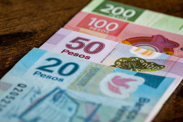 dinero mexicano, billetes, varios pesos, primer plano, concepto financiero - mexican currency fotografías e imágenes de stock