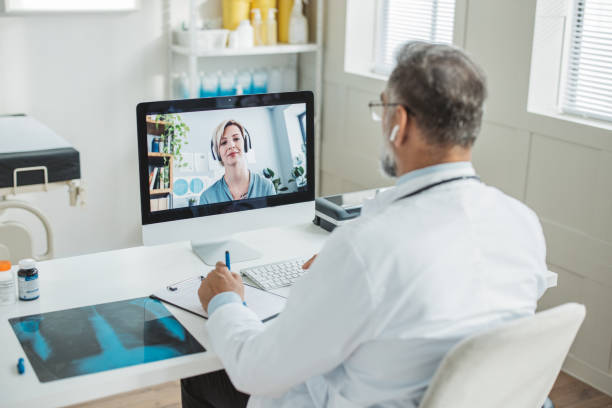 médico se encontrando remotamente com seu paciente - human lung audio - fotografias e filmes do acervo