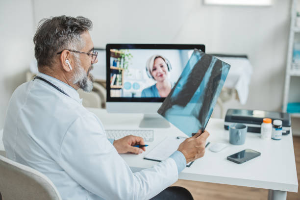 médico se encontrando remotamente com seu paciente - human lung audio - fotografias e filmes do acervo