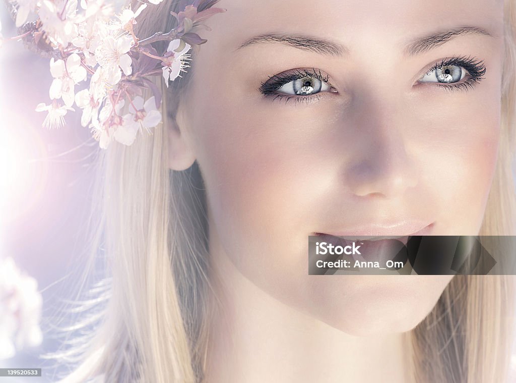 portrait sensuel d'une femme printemps - Photo de Fleur de cerisier libre de droits