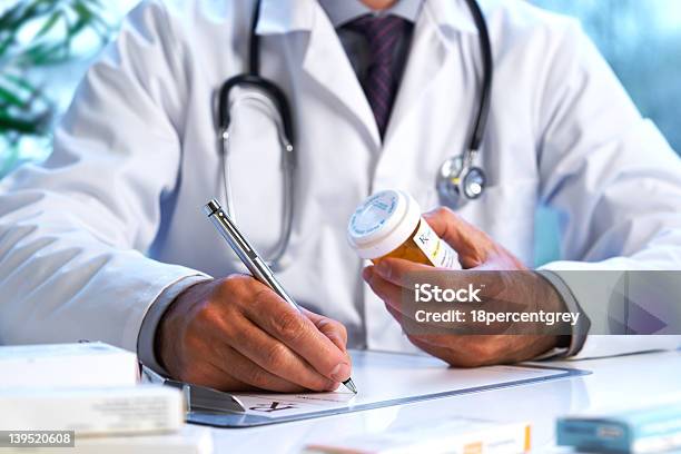 Arzt Schreiben Rxrezept Out Stockfoto und mehr Bilder von Verschreibungspflichtiges Medikament - Verschreibungspflichtiges Medikament, Rezept, Arzt