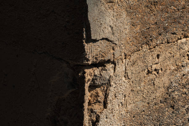 istock a corner of an old wall with one side in shadow 1395211581