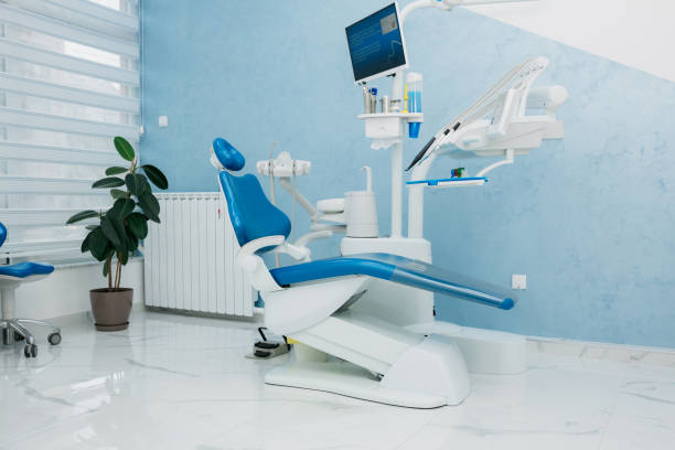 Dentist office, empty of people Clean and modern dentist office with a dentist chair and equipment, neatly arranged room with a houseplant in the corner, no people dental drill stock pictures, royalty-free photos & images