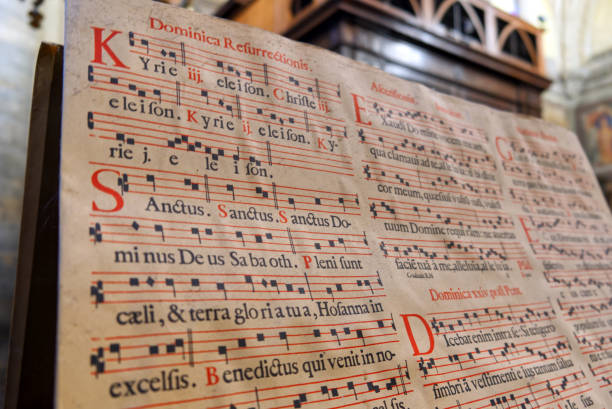 primer plano de un libro de cantos gregorianos en una catedral italiana - cántico fotografías e imágenes de stock