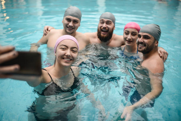 selfie sonriente para amigos felices que disfrutan de diversión acuática en la piscina - sports venue luxury love enjoyment fotografías e imágenes de stock