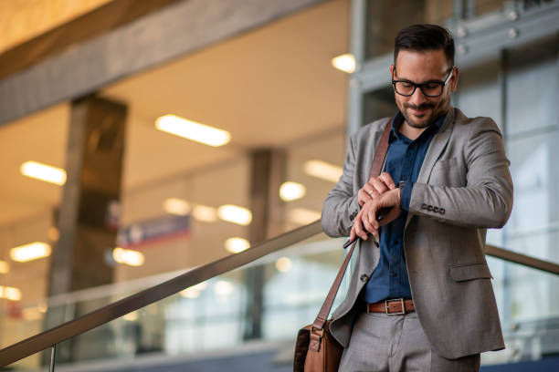 時計を見ているビジネスマン - businessman checking the time men male ストックフォトと画像