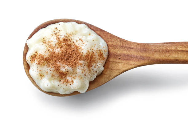 cucchiaio di legno di budino di riso - rice pudding foto e immagini stock