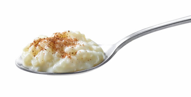 cucchiaio di budino di latte di riso - rice pudding foto e immagini stock