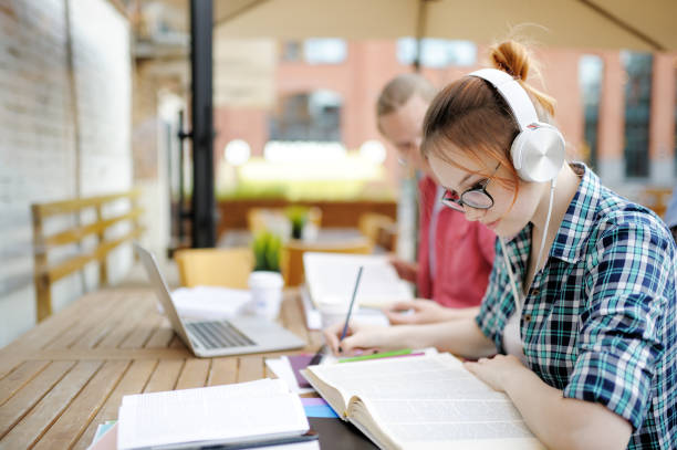 joven pareja de estudiantes con libros y notas al aire libre. chico y chica inteligentes en el campus universitario. aprendizaje y educación para los jóvenes. preparación de exámenes - school year fotografías e imágenes de stock