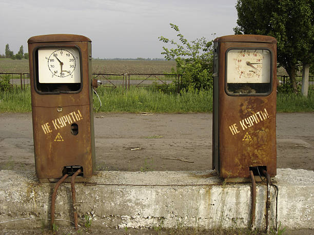 antigua estación de gas 2 - old station natural gas russia fotografías e imágenes de stock