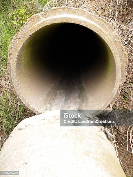 Rotura De Tuberías Foto de stock y más banco de imágenes de Aire libre - Aire libre, Boca de alcantarilla, Cemento