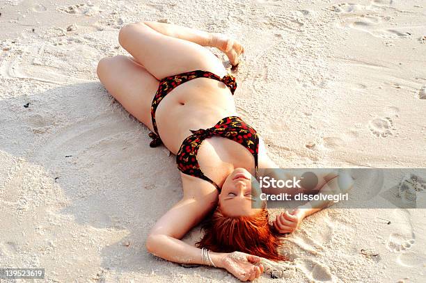Playa Belleza Besado Por El Sol Foto de stock y más banco de imágenes de Adulto - Adulto, Adulto joven, Aire libre