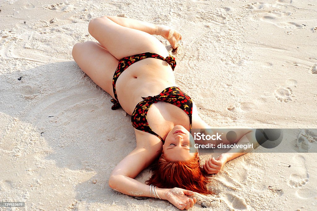 Spiaggia bellezza: Baciate dal sole - Foto stock royalty-free di Abbronzarsi
