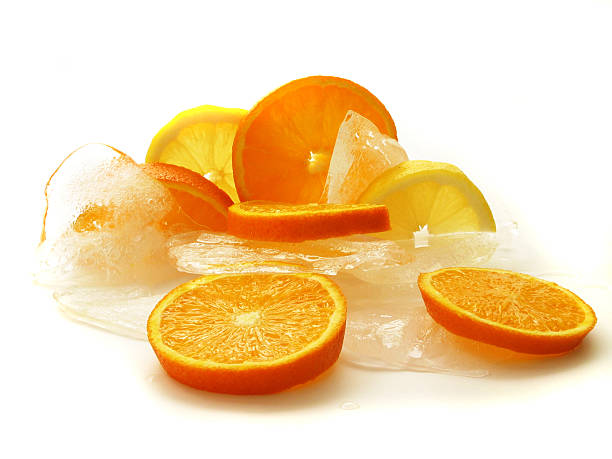 limón fresco sobre hielo - obiects fotografías e imágenes de stock