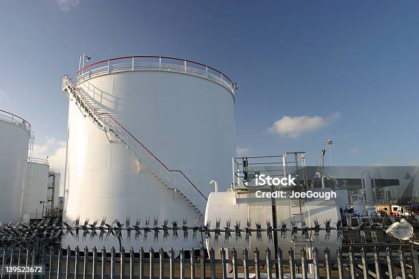 Foto de Armazenamento De Combustível e mais fotos de stock de Aço - Aço, Tanque de Armazenamento, Abastecer