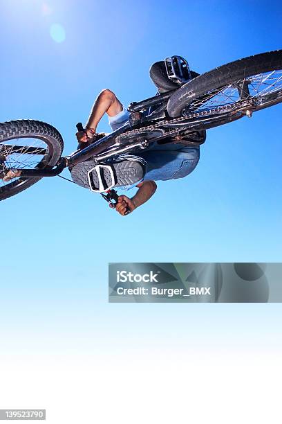 Motociclista No Ar - Fotografias de stock e mais imagens de Azul - Azul, Bicicleta, Branco