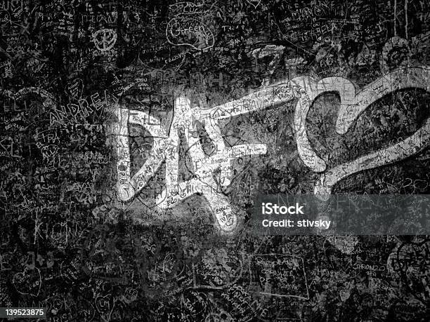 Graffiti De La Pared De Vidrio Puntinegra Foto de stock y más banco de imágenes de Cultura Hip Hop - Cultura Hip Hop, Pintada, Adolescente
